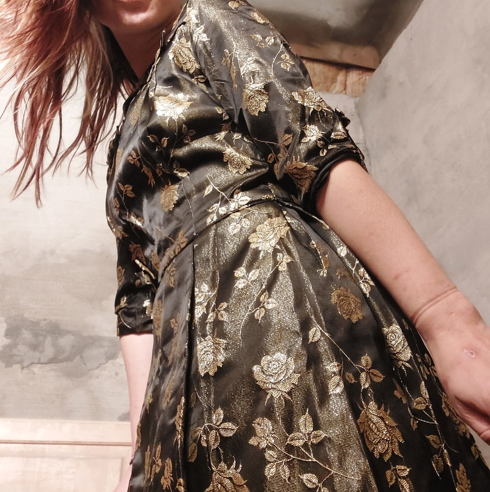 Vintage 40's classic brocade dress w/ keyhole neck & metallic gold roses - Picture 6 of 16